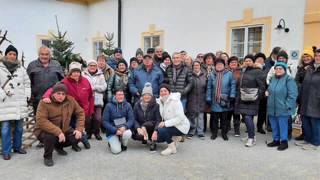 Weihnachtsmarkt am Schloss Hof mit den Neutaler Pensionisten am 25. November 2023